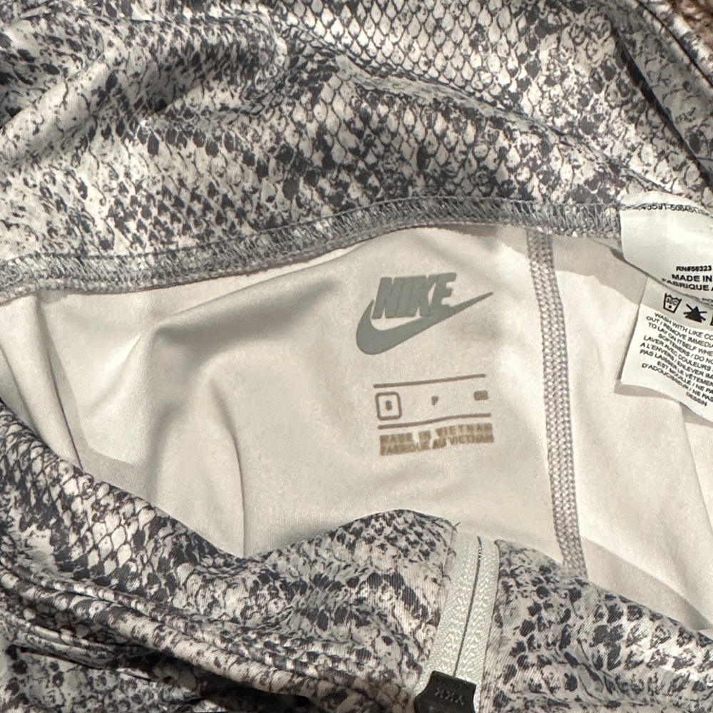 Nike Women’s White Snake-Print Leggings and Long-Sleeve Zip Top Set - Picture 11 of 15
